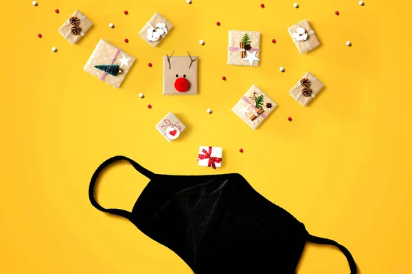 Weihnachtsgeschenkboxen mit einem Tuch schwarze Gesichtsmaske — Stockfoto