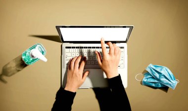 El dezenfektanı ve maskeli dizüstü bilgisayar.