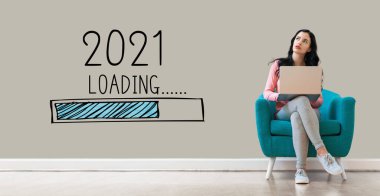 2021 yılını dizüstü bilgisayar kullanan bir kadınla doldurmak