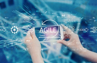 Akıllı telefon kullanan kişi ile çevik konsept