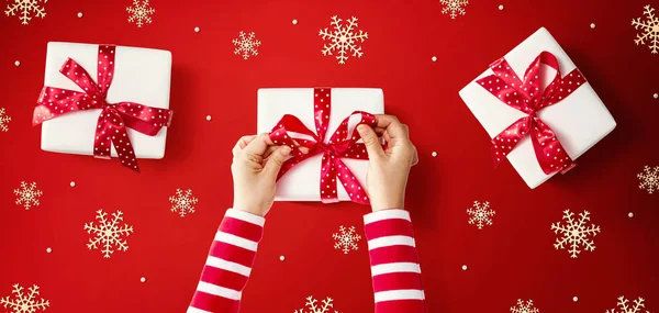 Persona che fa scatole regalo di Natale — Foto Stock