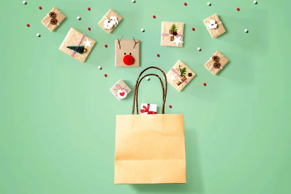 Caixas de presente de Natal com um saco de compras — Fotografia de Stock