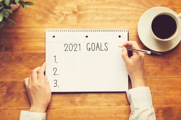 2021 gaols with a person holding a pen — Stock Photo, Image