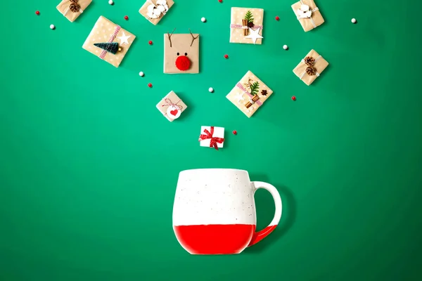 Cajas de regalo de Navidad con una taza roja —  Fotos de Stock