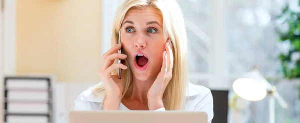 Überraschte junge Frau telefoniert — Stockfoto