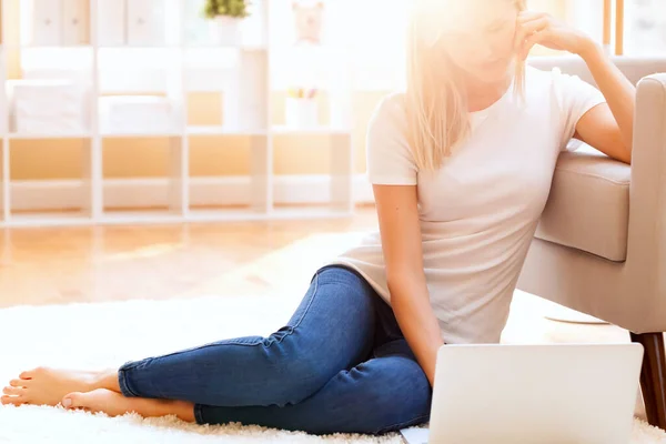 Young woman using her laptop — Stock Photo, Image