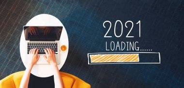 Yeni yıl 2021 dizüstü bilgisayarla yükleniyor