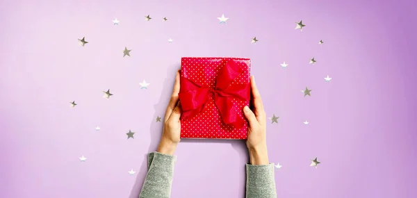 Persona che detiene una scatola regalo — Foto Stock