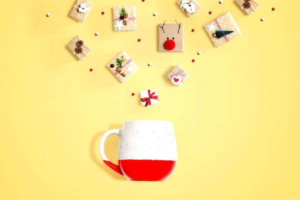 Cajas de regalo de Navidad con una taza roja — Foto de Stock