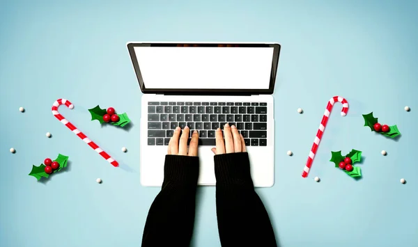 Πρόσωπο που χρησιμοποιεί φορητό υπολογιστή με χριστουγεννιάτικες διακοσμήσεις — Φωτογραφία Αρχείου