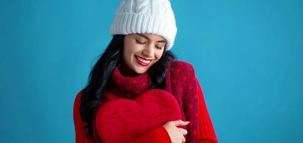 Счастливая молодая женщина с сердцем ко Дню Святого Валентина — стоковое фото