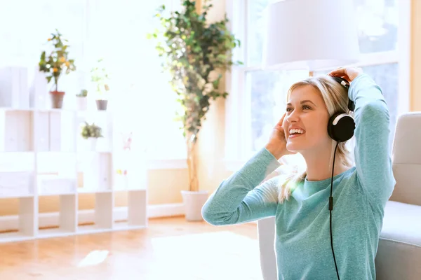 Šťastná mladá žena poslouchající hudbu — Stock fotografie