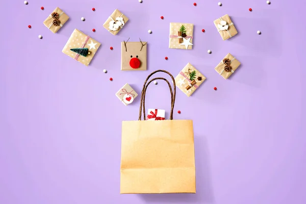 Coffrets cadeaux de Noël avec un sac à provisions — Photo