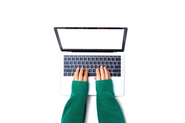 Dizüstü bilgisayar kullanan kişi