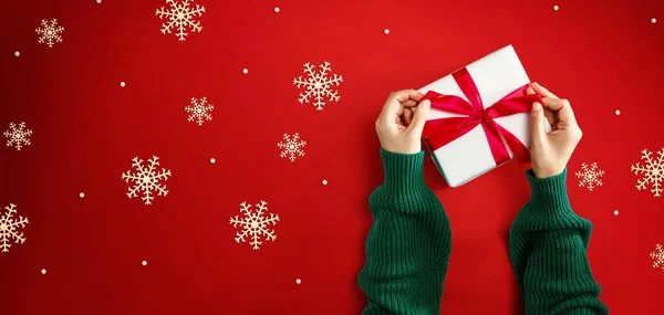 Persona che fa una scatola regalo di Natale — Foto Stock