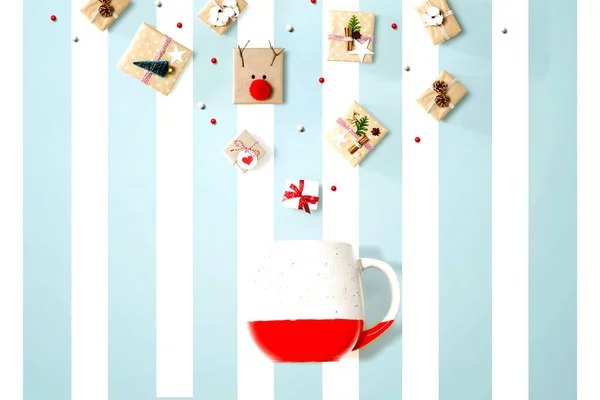 Cajas de regalo de Navidad con una taza roja — Foto de Stock