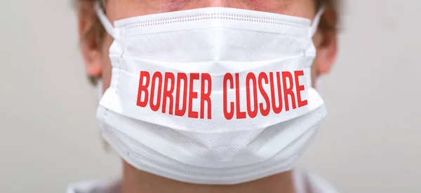 Tema de fechamento de fronteira com pessoa usando uma máscara protetora — Fotografia de Stock