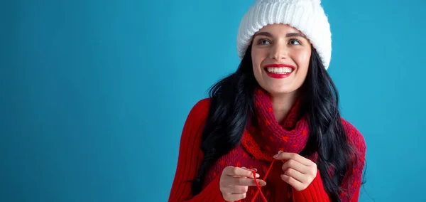 Feliz joven mujer sosteniendo una bolsa de compras — Foto de Stock