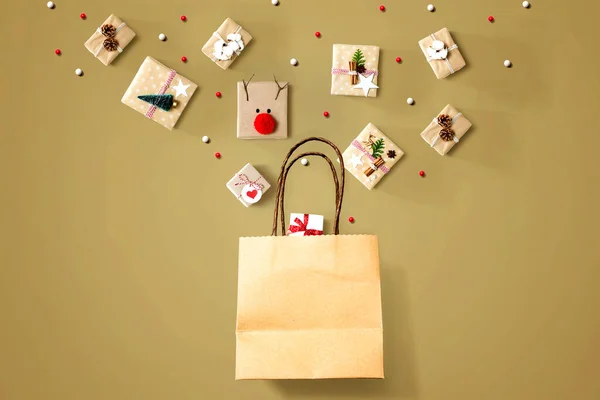 Kerstcadeaudozen met een boodschappentas — Stockfoto