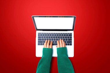 Dizüstü bilgisayar kullanan kişi