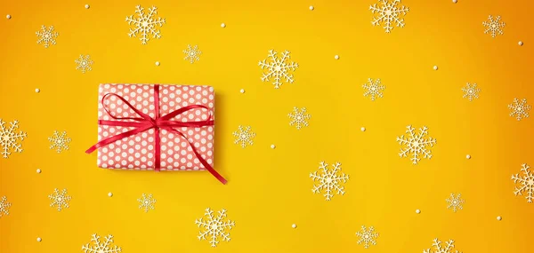 Caja de regalo de Navidad roja hecha a mano — Foto de Stock