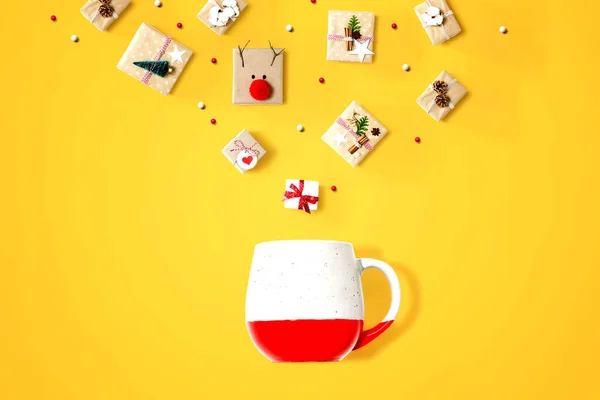 Scatole regalo di Natale con una tazza rossa — Foto Stock