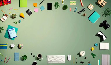 Elektronik aletler ve ofis malzemeleri koleksiyonu.