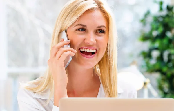 Young woman talking on the phone — Stock Photo, Image