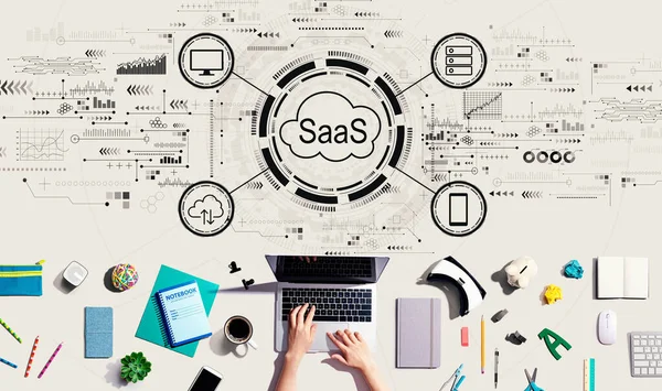 SaaS - software als serviceconcept met persoon die een laptop gebruikt — Stockfoto