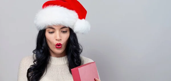 Mujer joven abriendo una caja de regalo de Navidad —  Fotos de Stock