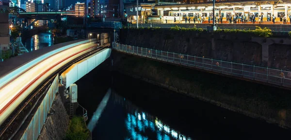 Pociągi przejeżdżają przez stację kolejową Ochanomizu w Tokio — Zdjęcie stockowe