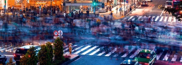 Les gens et la circulation traversent le célèbre carrefour de brouillage à Shibuya, Tokyo, Japon — Photo