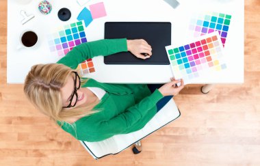 Grafik tasarımcısı grafik tabletini kullanıyor