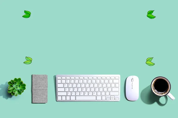 Groene bladeren met een toetsenbord — Stockfoto