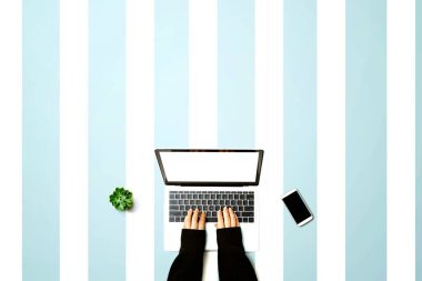 Dizüstü bilgisayar kullanan kişi