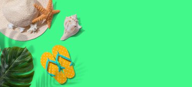 Hasır şapkalı yaz konsepti, denizyıldızı, sahil sandaletleri ve deniz kabuğu.