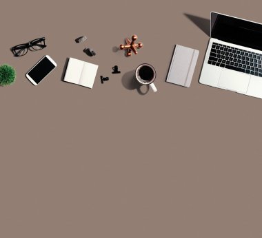 Ofis malzemeleri içeren dizüstü bilgisayar.