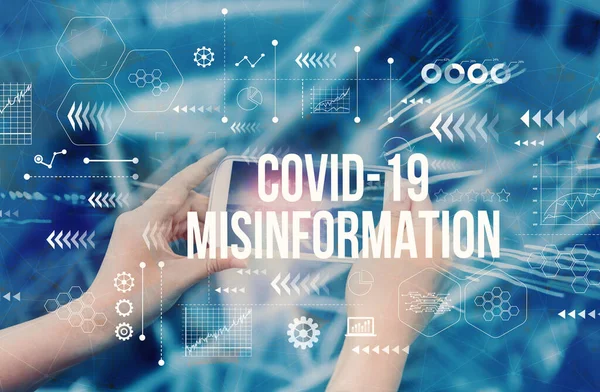 Тема Covid-19 Misinformation з людиною, що використовує смартфон — стокове фото