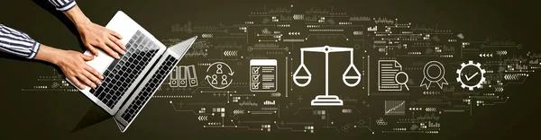 Juridisk rådgivning koncept med person som använder bärbar dator — Stockfoto
