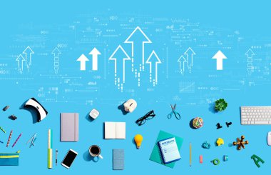 Elektronik aletler ve ofis malzemeleriyle yükselen ok teması