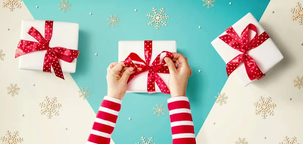 Pessoa fazendo caixas de presente de Natal — Fotografia de Stock