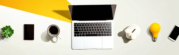 Laptop mit Sparschwein — Stockfoto