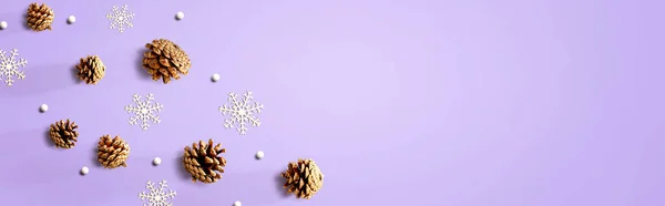 Kerstdennenappels met sneeuwvlokken — Stockfoto