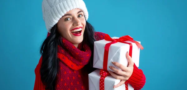 Jonge vrouw met geschenkdozen — Stockfoto