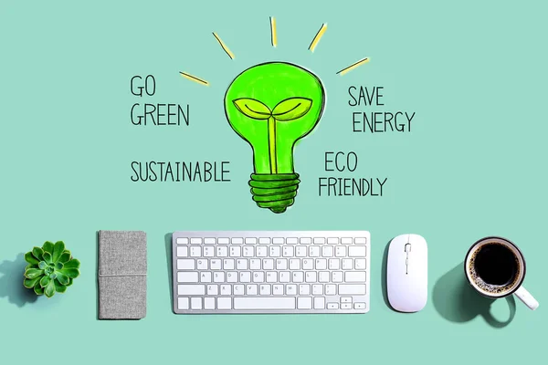Grön glödlampa med datortangentbord — Stockfoto