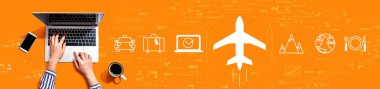 Laptop kullanan kişi ile uçuş bileti rezervasyonu kavramı