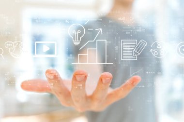 Genç adamla içerik pazarlama konsepti