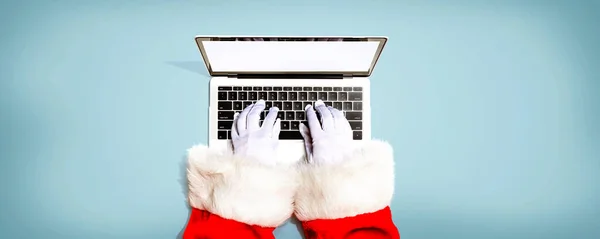 Jultomten använder en bärbar dator — Stockfoto