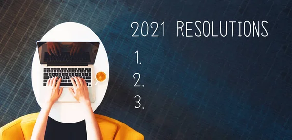 2021 랩탑을 사용하여 사람과의 결의문 — 스톡 사진