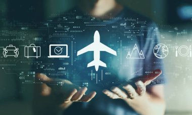 Genç adamla uçak bileti rezervasyonu.